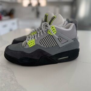Jordan 4 Volt/Grey